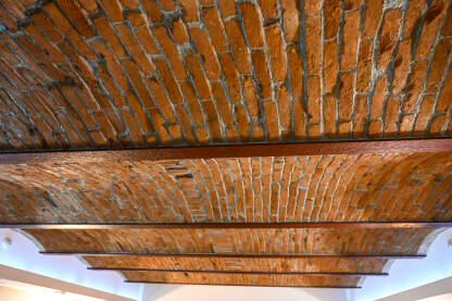 Ciglani plafon u starom podrumu.