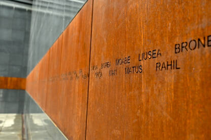 Spomenik Romima i Jevrejima koji su tokom II svjetskog rata iz rumunskih gradova odvođeni u smrt.