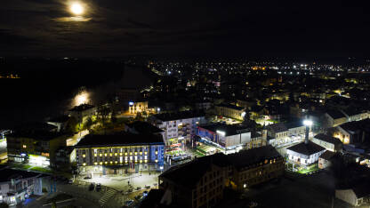 Kozarska Dubica iz vazduha nocu.