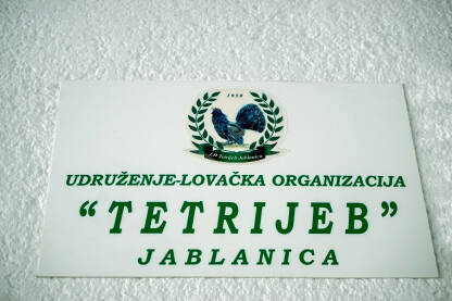 Udruženje - Lovačka organizacija Tetrijeb, Jablanica Udruženje - Lovačka organizacija Tetrijeb Jablanica.
Tabla sa natpisom na zidu zgrade.