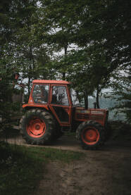 Traktor Fotografija napravljena na Vjetrenicama, na putu između Zenice i Viteza.