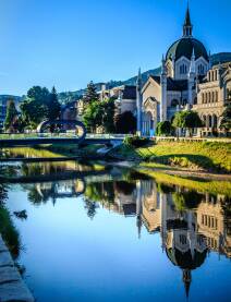 Likovna akademija Sarajevo. Najljepša zgrada i prelijepi most. Refleksija u rijeci