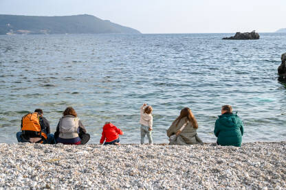 Ljudi uživaju na plaži uz more. Ljudi uživaju na plaži uz more. Turisti na odmoru.
