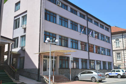 Zgrada Osnovnog suda u Srebrenici.