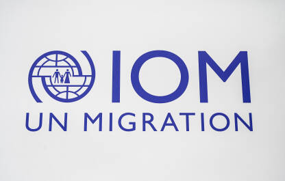 IOM. Međunarodna organizacija za migracije Simbol Međunarodne organizacije za migracije. IOM logo kod migrantskog kampa.