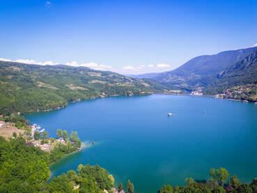 Jezero Perućac Jezero Perućac je vještačko jezero u Bosni i Hercegovini i Srbiji kod mjesta Perućac. Nastalo je pregrađivanjem toka Drine za potrebe hidroelektrane "Bajina Bašta".