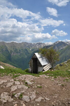 DSC_1143.JPG Bosna i Hercegovina, Lukomir. Pogled na planine, nebo, zelenilo. Stara kućica.