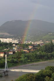 Duga nad Zenicom Duga iznad visećeg mosta u Zenici, Bosna i Hercegovina