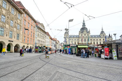 Graz, Austrija: Ljudi na ulici. Graz, Austrija: Zgrade u centru grada. Ljudi na ulici.