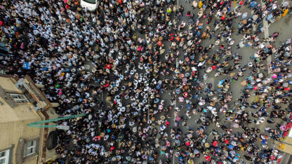 Mnogo ljudi na ulici Velika grupa ljudi na protestu na ulici, snimak dronom. Demonstracije, snimak odozgo. Ljudi na protestu.