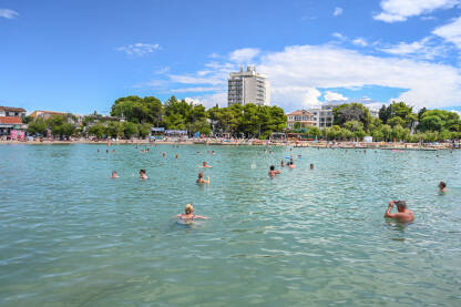 Vodice, Hrvatska: Ljudi na moru. Vodice, Hrvatska: Ljudi na moru. Ljetni godišnji odmor. Turisti plivaju i zabavljaju se u vodi.