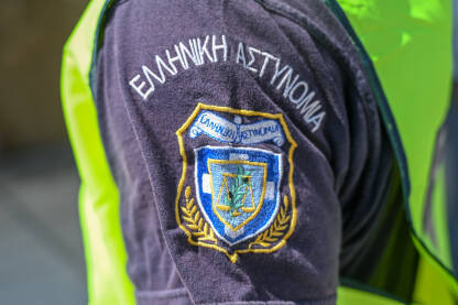 Policija Grčke. Policijska oznaka na ramenu policajca. Policija Grčke. Policijska oznaka na ramenu policajca. Grb i naziv policije u Grčkoj.