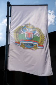 Zastava s grbom Opštine Teslić Zastava s grbom Opštine Teslić.