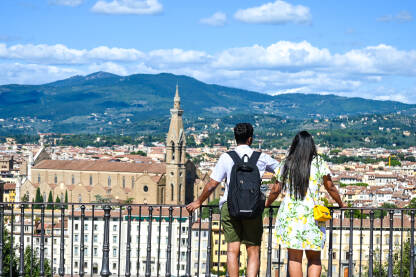 Firenca, Italija. Turisti Firenca, Italija. Turisti razgledaju grad.