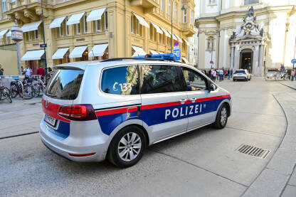 Policijsko vozilo patrolira ulicama u Beču, polizei Policijsko vozilo patrolira ulicama u gradu Beču. Policijska patrola. Simbol: Policija.