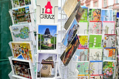 Graz, Austrija: Razglednice na prodaju. Graz, Austrija: Razglednice na prodaju na ulici. Suveniri iz Graza.