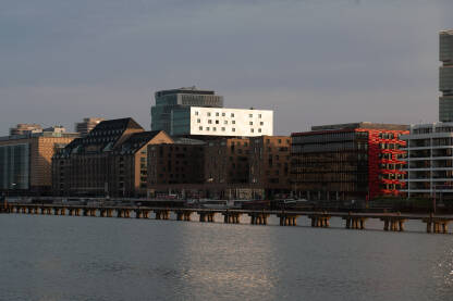 Berlin Pogled na grad Berlin pred večer,preko rijeke Spree