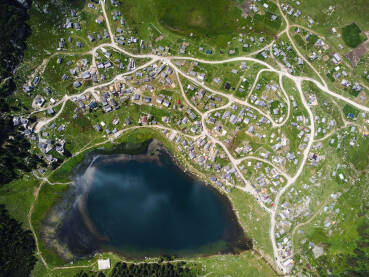 Prokoško jezero Prokoško jezero, planina Vranica, BiH, snimak dronom.
