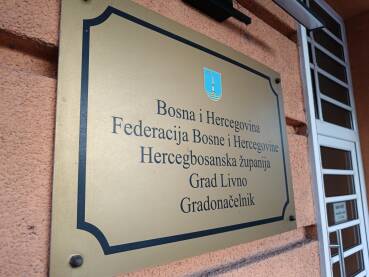 Tabla na ulazu u zgradu Grada Livno i kancelarije gradonačelnika. Natpis Grad Livno i Gradonačelnik.