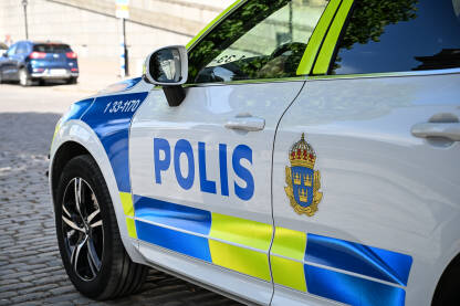 Švedsko policijsko vozilo sa oznakama. Policijski patrolni automobil u Stockholmu. Švedsko policijsko patrolno vozilo sa grbom švedske policije.