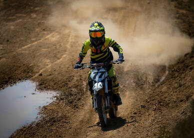Motocross utrka Vozač cross motora tokom trke. Motocross trka. Takmičenje u vožnji cross motora.