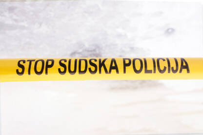 Žuta traka, sudska policija Žuta traka, stop sudska policija .
Izolovana traka ,pozadina snijeg