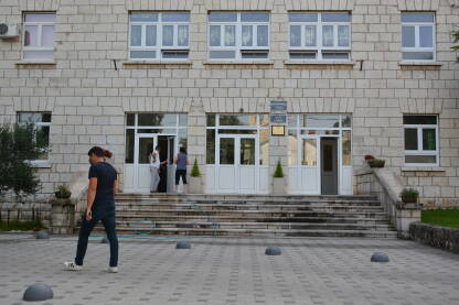 Osnovna škola Stolac Primjer dvije škole pod jednim krovom u Stocu.
