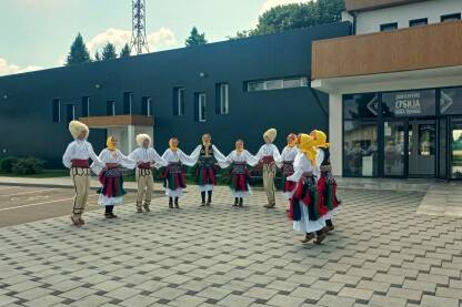 Kulturno umjetničko društvo Petar Kočić iz Nove Topole kod Gradiške Kulturno umjetničko društvo "Petar Kočić" Nova Topola. Nastup ispred Doma kulture "Srbija" u Novoj Topoli, grad Gradiška, Republika Srpska.