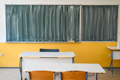 Učionica sa tablom Učionica sa tablom za predavanje i učenje lekcija. Prazna učionica u osnovnoj školi. Sala za predavanja. Edukacija.