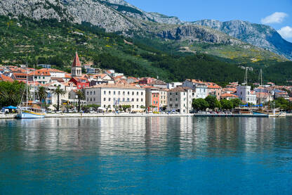 Makarska, Hrvatska Makarska, Hrvatska. Jadransko more. Popularno turistička destinacija.