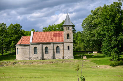 Crkva i zvonik u selu. Katolička crkva u selu Sokoline, Kotor Varoš.