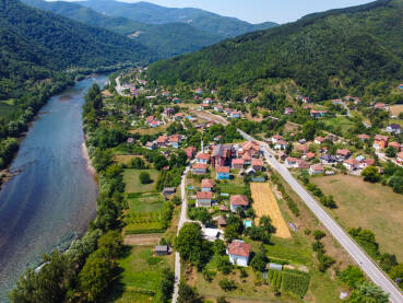 Selo pored rijeke Drine u Bosni i Hercegovini. Selo pored rijeke Drine u Bosni i Hercegovini.