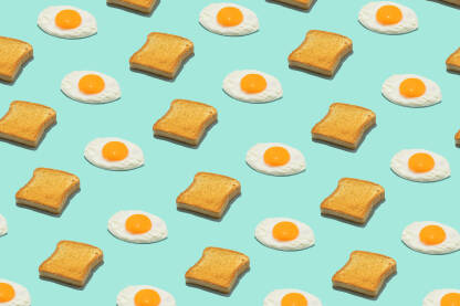 Tostirani kruh i jaje na oko na plavoj pozadini.