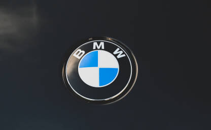 BMW znak na automobilu BMW znak na automobilu. Logo. Bayerische Motoren Werke. Njemački proizvođač luksuznih automobila i motocikala.