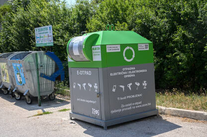 Specijalizirani ulični kontejner za električni i elektronički otpad. Javni kontejner za reciklažu namijenjen za prikupljanje sitnog elektroničkog otpada na gradskoj ulici.