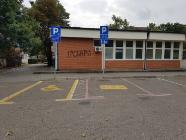 Besplatna parking mjesta Besplatna parking mjesta za lica sa invaliditetom i trudnice i rodilje ispred ambulante porodične medicine, naselje Eš u Brčkom; JP Putevi Brčko