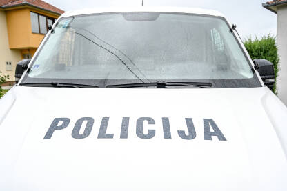 Policijsko auto Znak policija na autu. Policijsko patrolno vozilo.