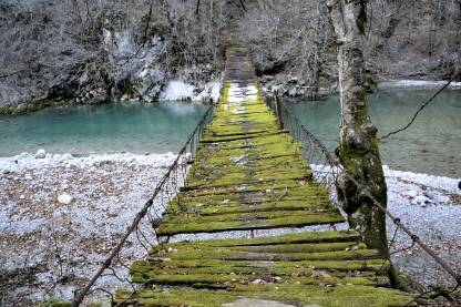 Stari drveni most preko rijeke Most preko rijeke Neretve u blizini Uloga.