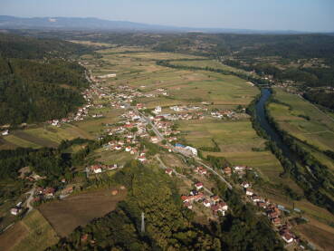 Oštra Luka Sjedište opštine Oštra Luka, kod Sanskog Mosta. Panoramski snimak