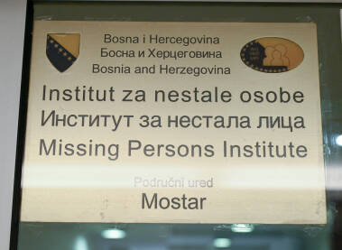 Institut za nestale osobe / lica Bosne i Hercegovine, tabla sa natpisom.