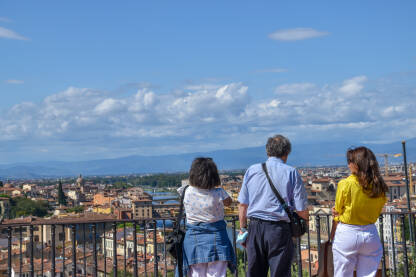 Turisti u Firenci, Italija Turisti na vidikovcu iznad Firence. Panorama Firence, sa turistima.