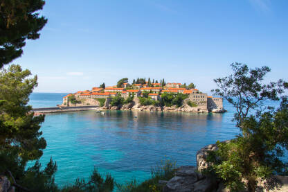 Sveti Stefan - Crna Gora Poluostrvo Sveti Stefan nalazi se u Crnoj Gori, u opštini Budva, na Jadranskom moru. Ovo je prelepa, luksuzna destinacija za odmor.