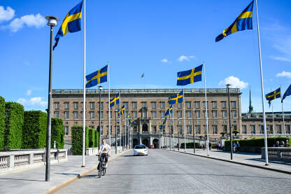 Stockholm, Švedska: Stockholmska palata sa švedskim zastavama. Zvanična rezidencija i glavna kraljevska palata švedskog monarha.