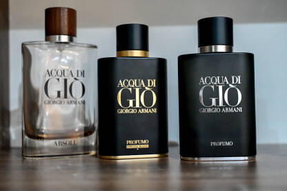 Bočice parfema Giorgio Armani. Bočice parfema Giorgio Armani.