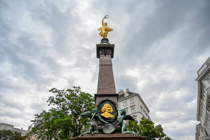 Beč, Austrija: Liebenberg-Denkmal spomenik. Beč, Austrija: Liebenberg-Denkmal spomenik u gradu. Obelisk sa zlatnim kipom Pobjede sa dramatičnim oblacima iza.