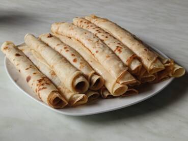 Smotane slatke palačinke na tanjiru na stolu