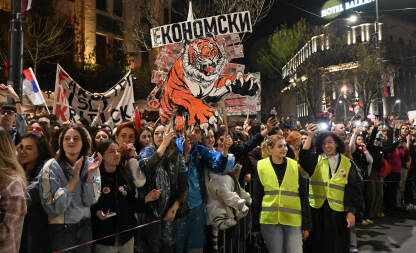 Studenti i građani traže pravdu za poginule tokom pada nadstrešnice u Novom Sadu. Veče pred studentski protest, 14. mart 2025. godine. Transparent EKONOMSKI TIGAR, reakcija na izjavu Aleksandra Vučića