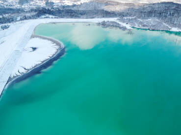 DJI_0592 Jalovište u industrijskom kompleksu. Jalovište u prirodi, snimak dronom iz zraka. Zagađenje okoliša. Onečišćenje zemljišta. Toksičan i nezdrav materijal.