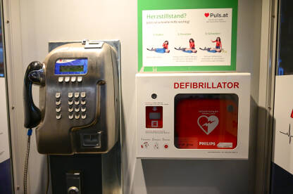 Defibrilator u javnoj telefonskoj govornici. Defibrilator u javnoj telefonskoj govornici u gradu Beču.