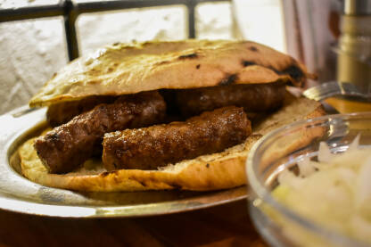 Ćevapi Ćevapi u lepini sa lukom